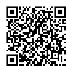 |三八文学他们睁开眼睛就看见周浩很骚包的拿着枪摆着pose二维码生成