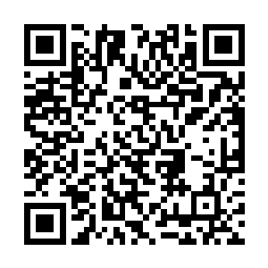 　以一种我们常人做出来一定会疼的后背发红的姿势二维码生成