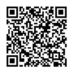 一下子所有的服务员导购员甚至店长都一窝蜂的冲了出来二维码生成