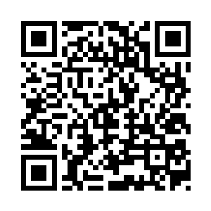 一个一脸络腮胡子的大汉双手杵着一柄巨剑二维码生成