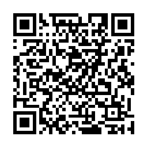 一个不小心手臂摔骨折的小女孩在妈妈的怀里无助的哭泣二维码生成