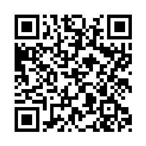 一个个动作僵硬的活动假人正在不断地行走着二维码生成