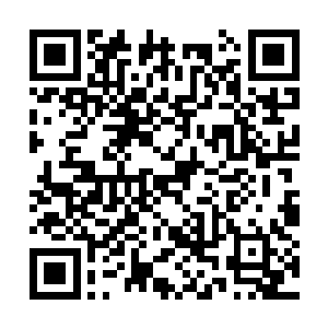 一个个身穿名装或者礼服的先生女士围坐在赌桌旁二维码生成