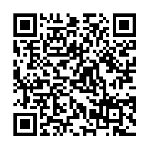 一个个长方形的类似于柜子的东西摆放在一辆辆驴车上二维码生成