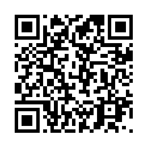 一个个集中精神观看着正前方的浮雕二维码生成