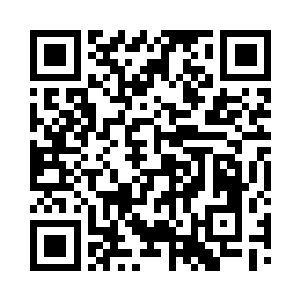 一个中年人看着旗杆上挂着的张大少爷二维码生成