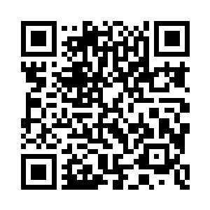 一个中年男医生坐在办公桌的几块电脑屏幕前二维码生成