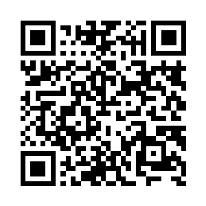 一个人从辆大巴车上把两个头盔拿了出来二维码生成