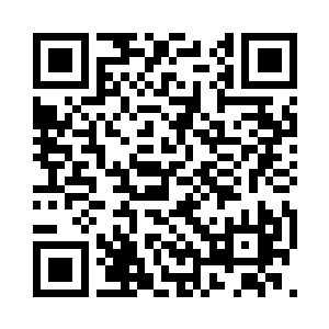 一个人伸手沾了水在桌面上写了一个定字二维码生成