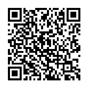 一个低着头的妇女和一个十几岁的少女走了进来二维码生成