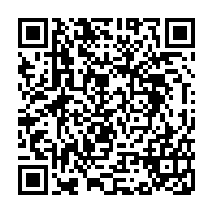 一个佝偻脊背面目丑陋的老者和一个年青漂亮的女孩对着昏迷的田睿青在争吵着二维码生成