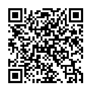 一个光溜溜的男人抱着一个同样光溜溜的女人跳进了浴水里二维码生成