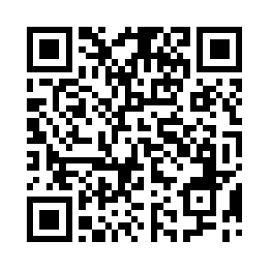 一个半脸红胎女人揽着男人的腰进了电影院二维码生成