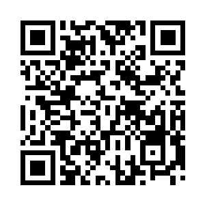 一个卖场处出现两个穿着小熊道具服的人二维码生成