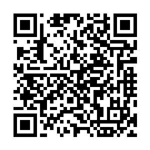 一个又一个的脚步快速地跨过了作为屋主的小军医的身旁二维码生成