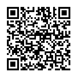 一个叉型物体以肉眼难辨的极快速度从蜡烛火焰底端飞过二维码生成