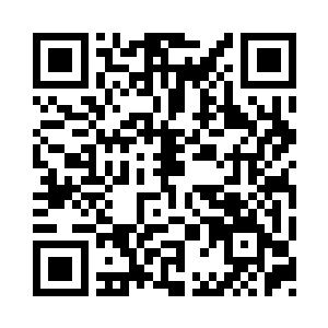 一个四五岁粉嘟嘟的小姑娘正躲在角落里二维码生成