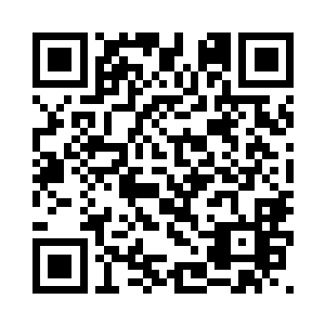 一个外国佬本就违反交通规则横插二维码生成