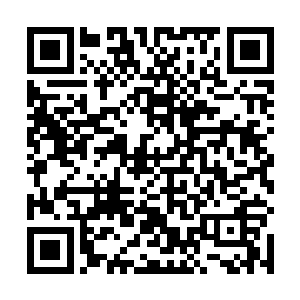 一个女人端坐在带着黄金的椅子上带着威严怒气的喝道二维码生成