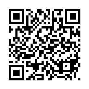 一个如同黑洞的一般的隧道悬浮在宫殿之中二维码生成