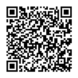 一个对美女有企图的男人站出来阻挡另外一个对美女有企图的家伙二维码生成