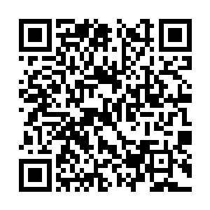 一个将军模样的人在门楼山挥舞了两下蓝色的旗帜二维码生成