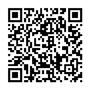 一个尖嘴猴腮脸上一颗大黑痣的男子从店里出来二维码生成