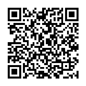 一个左边的眼角和眉毛处脸上刺着火焰般的奇怪刺青二维码生成