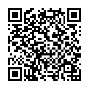 一个带着斗篷的男人面无表情地往他所在的位置眼二维码生成