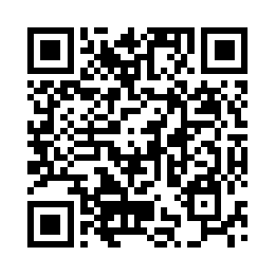 一个年轻帅气的医生和娇小可怜的护士二维码生成
