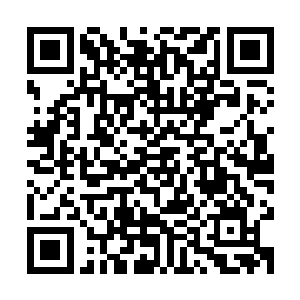 一个年轻男子带着一个中年妇人在餐厅里大摇大摆地赚足了眼球二维码生成