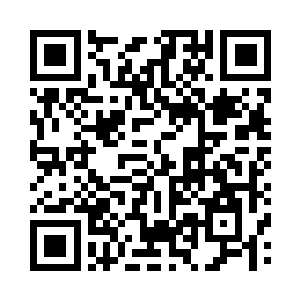 一个年轻的小伙子正在里里外外的扫地二维码生成