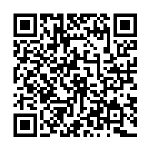 一个年轻的男人正将一个金发长腿的女人压在墙壁上痛吻二维码生成