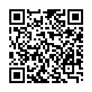 一个年轻的男子一步步从黑暗中走了出来二维码生成