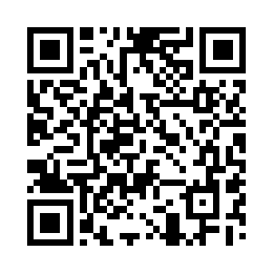 一个很胖的警察来回摆动着双臂走了过来二维码生成