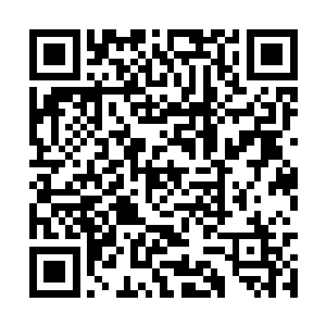 一个悄悄藏到独一家店铺外两里地的一座建筑顶部二维码生成