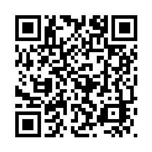 一个戴着斗篷的男人从虚空中走出二维码生成