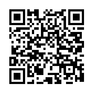 一个戴着眼镜的年轻人站在人群后面二维码生成
