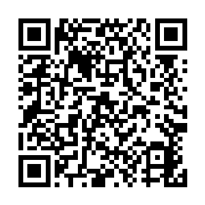 一个打扮的十分嘻哈的年轻人看到一个带血的警察冲向自己二维码生成