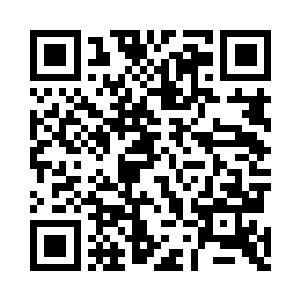 一个把胡子剃的很干净的叙利亚人把车门一开二维码生成