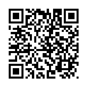 一个机器人正旋转着手臂上的电锯二维码生成