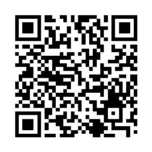 一个桶子里面正做着一只脱光了的拨金鼠二维码生成