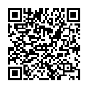 一个正在洗假牙的老太太瘪着没有牙齿支撑的嘴嘟囔着二维码生成