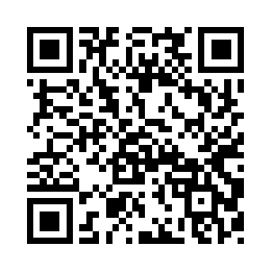 一个沉默了很久的男人忽然拦住了他们二维码生成