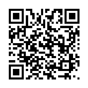 一个流浪汉可怜兮兮地蜷缩在睡袋里二维码生成