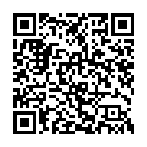 一个浑身冒着火的男人惨叫着从屋子里狂奔出来二维码生成