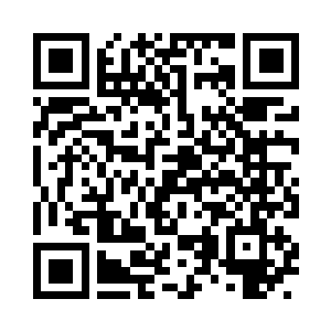 一个满脸伤疤的老兵看着旁边的新兵二维码生成