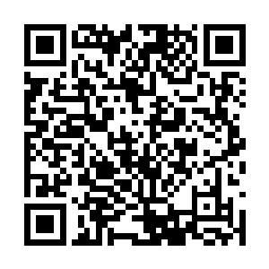 一个熟悉但是又非常陌生的男子从黑暗中走了出来二维码生成