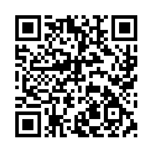 一个男子正怔怔地坐在荷花池上的凉亭中二维码生成