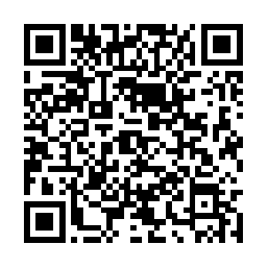 一个白白净净地男生提着三瓶打开的啤酒走了过来二维码生成